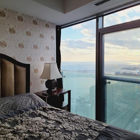 Two Bd Cn Tower And Lake Ontario View 토론토 외부 사진