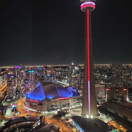 Two Bd Cn Tower And Lake Ontario View 토론토 외부 사진