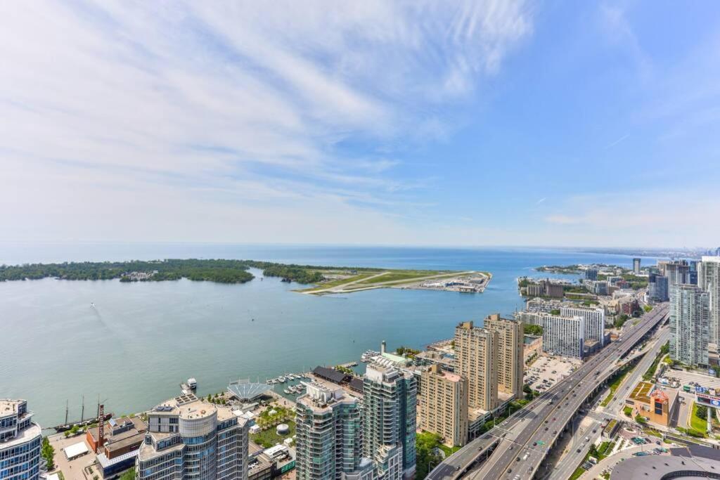 Two Bd Cn Tower And Lake Ontario View 토론토 외부 사진