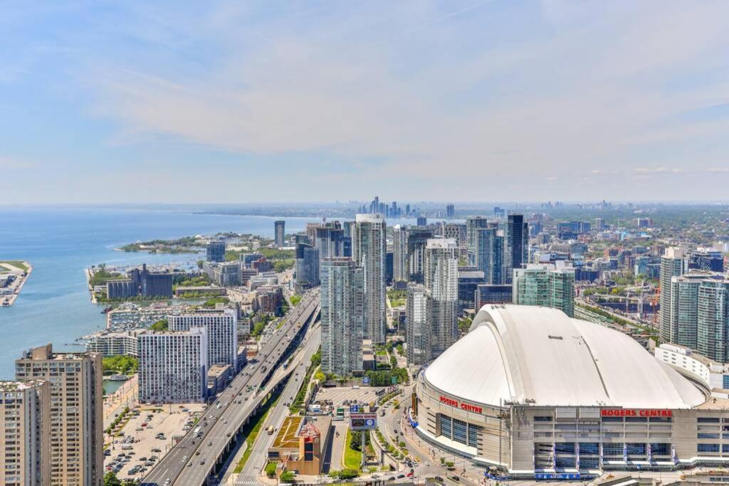 Two Bd Cn Tower And Lake Ontario View 토론토 외부 사진
