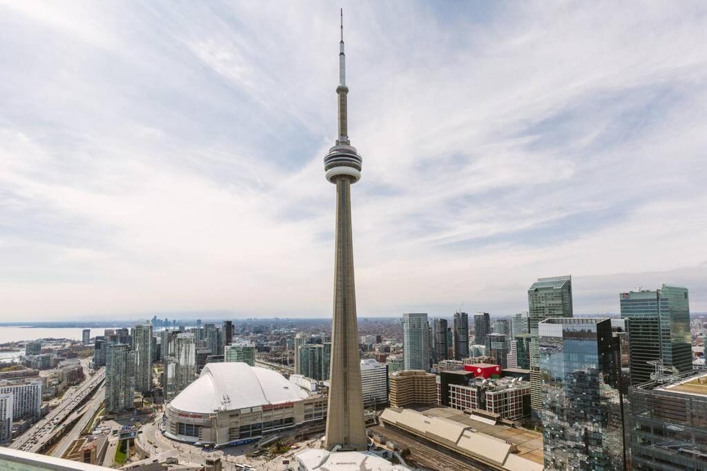 Two Bd Cn Tower And Lake Ontario View 토론토 외부 사진