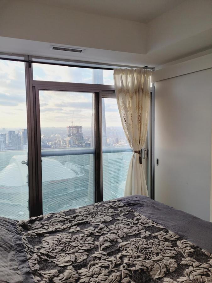 Two Bd Cn Tower And Lake Ontario View 토론토 외부 사진