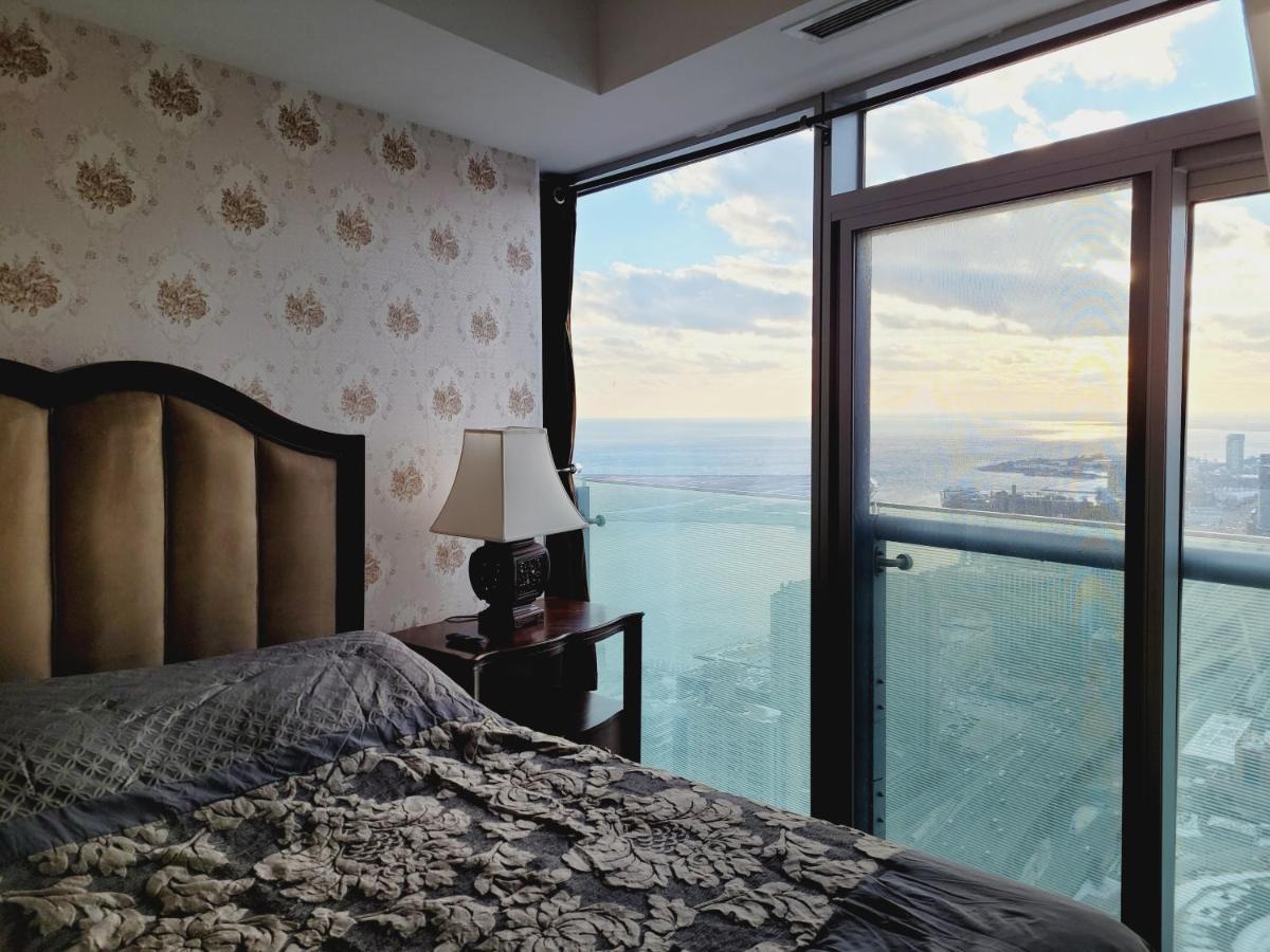 Two Bd Cn Tower And Lake Ontario View 토론토 외부 사진