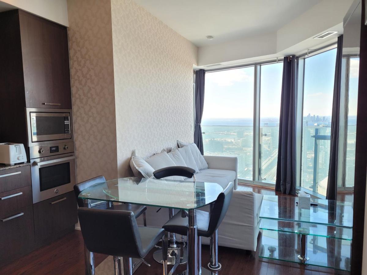 Two Bd Cn Tower And Lake Ontario View 토론토 외부 사진