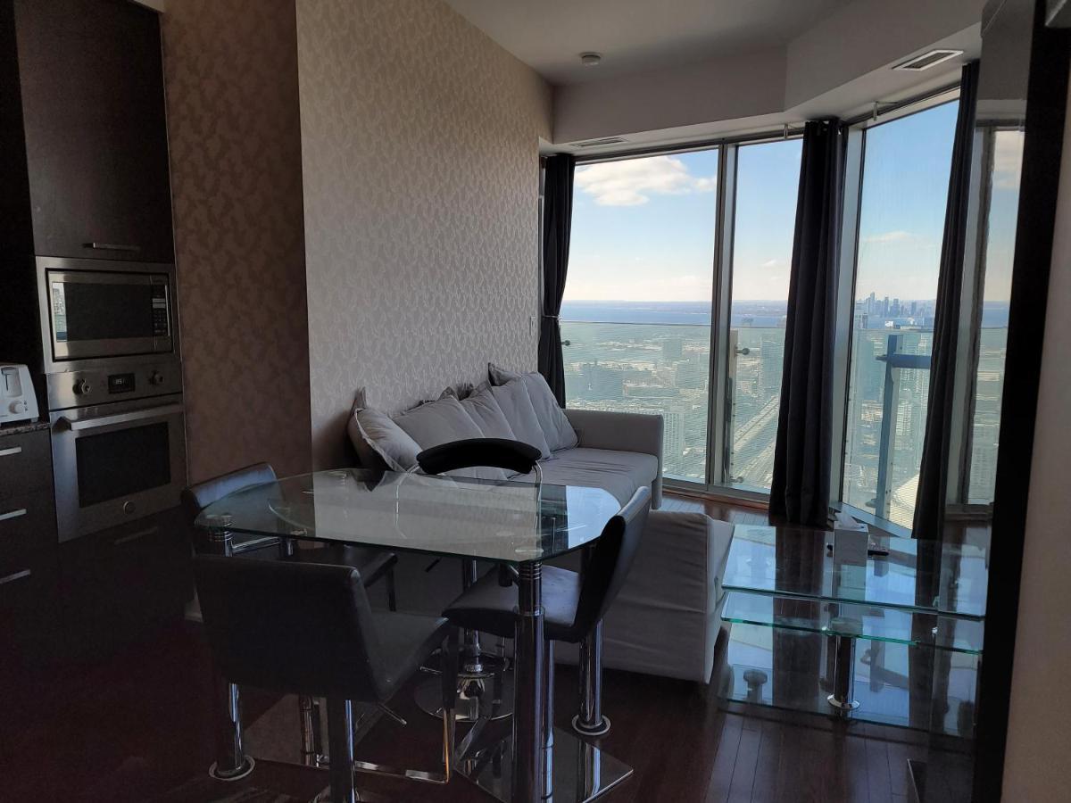 Two Bd Cn Tower And Lake Ontario View 토론토 외부 사진