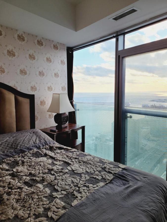 Two Bd Cn Tower And Lake Ontario View 토론토 외부 사진