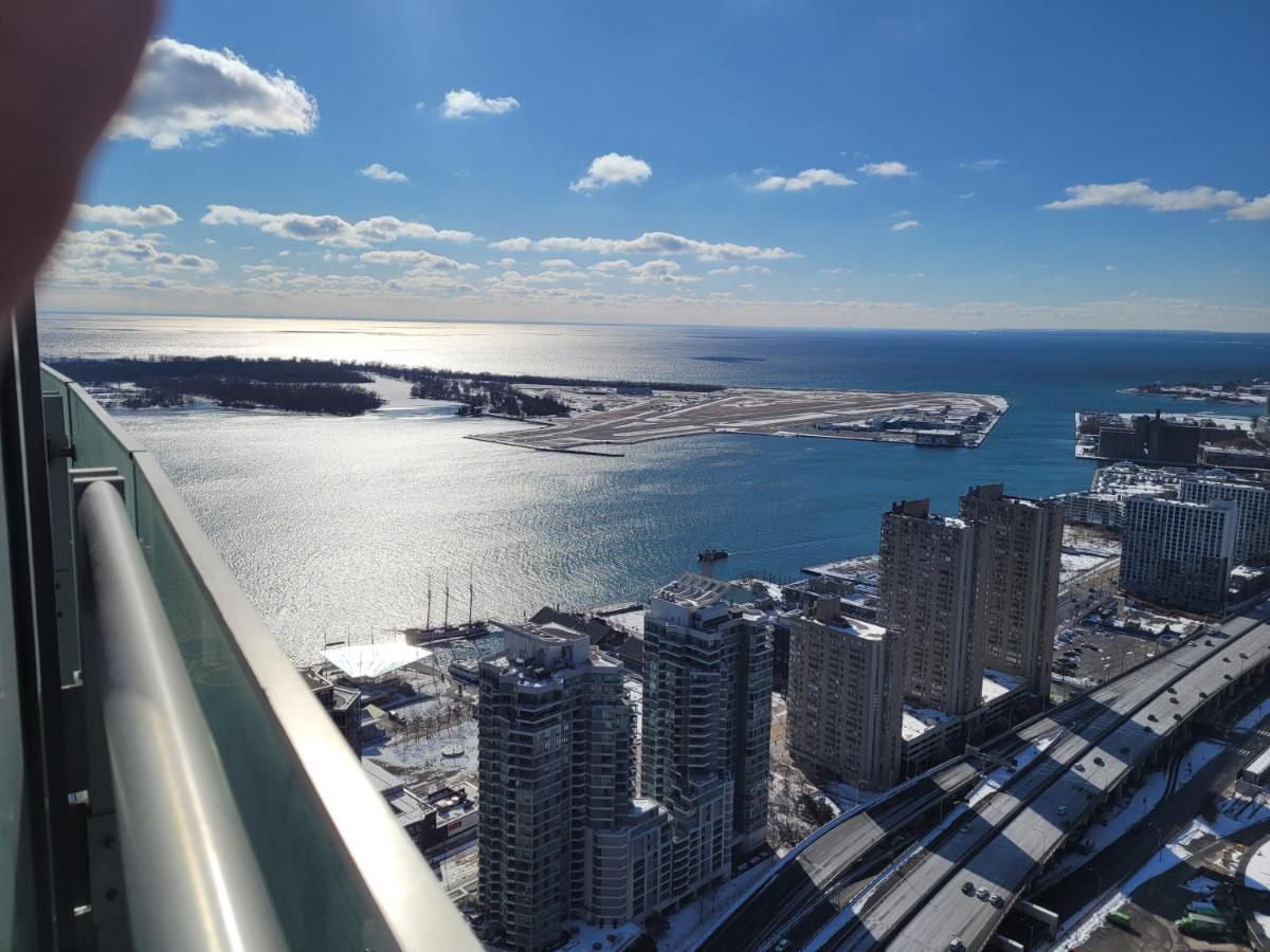 Two Bd Cn Tower And Lake Ontario View 토론토 외부 사진